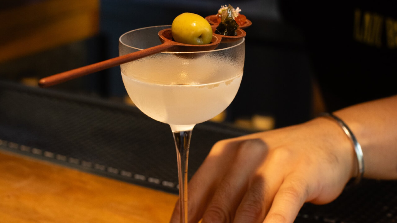 A barman finalize a drink