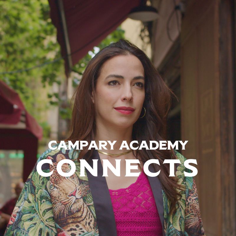 Margarita Sáder caminando por una calle de Barcelona, con una chaqueta estampada de su propio diseño.