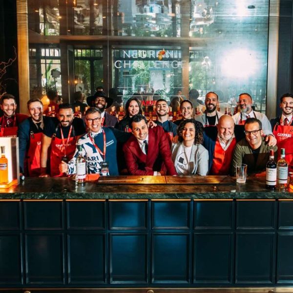 Grupo de semifinalistas, jurado y presentadores de la competición de coctelería Negroni Challenge 2024.